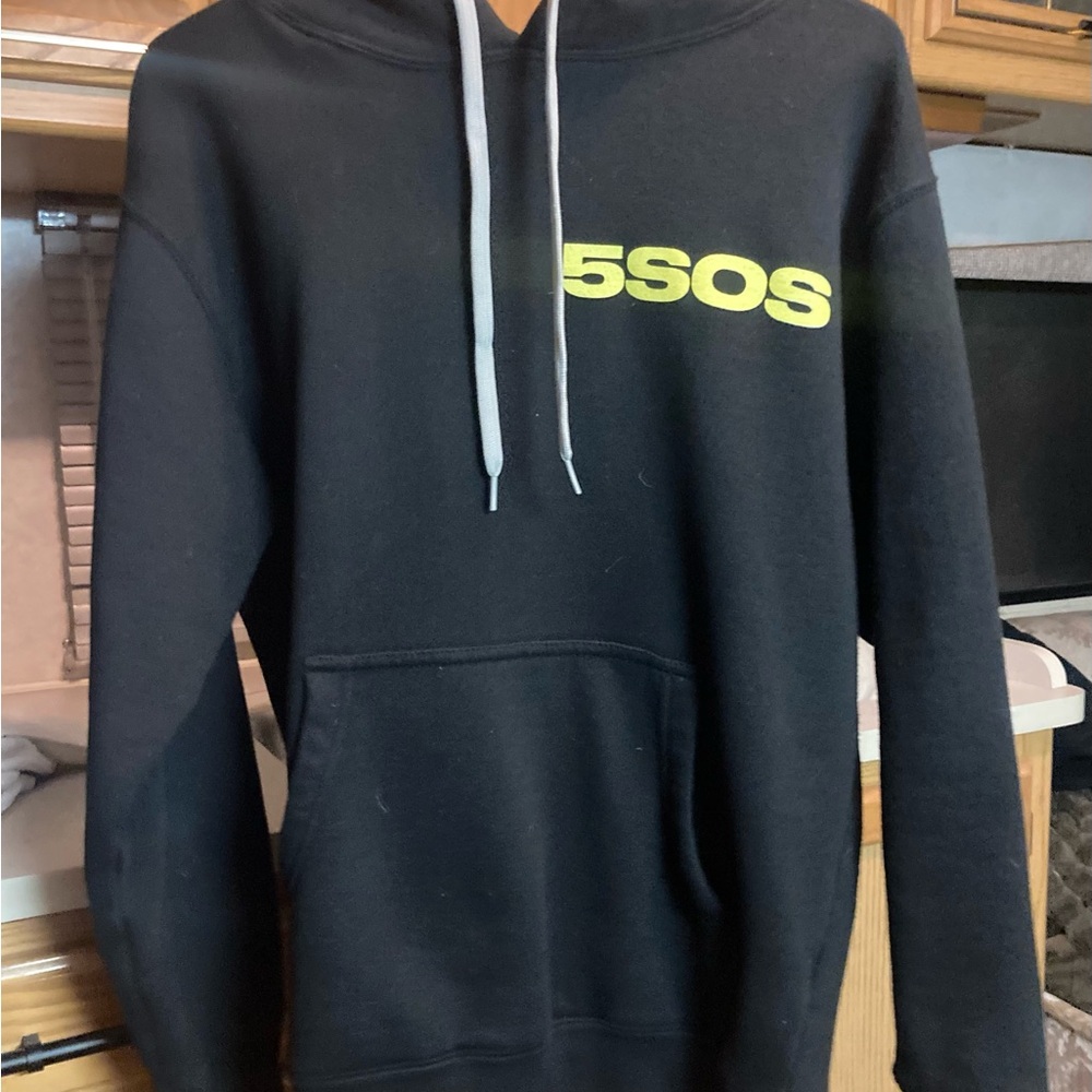 5SOS 5 Seconds of Summer official concert hoodie! Great band! black & yellow
